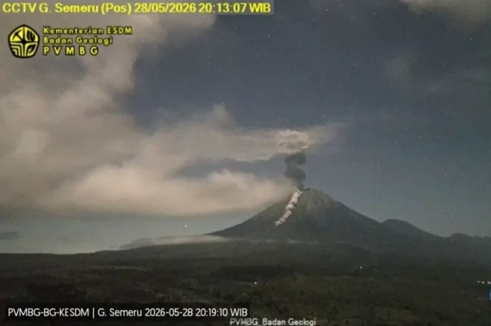 Gunung Semeru Erupsi,...