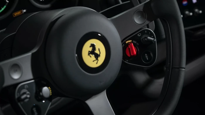 Pasar Menghukum Ferrari:...