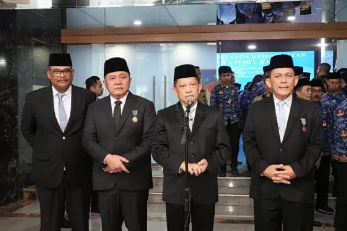 Mendagri Berikan Penghargaan...