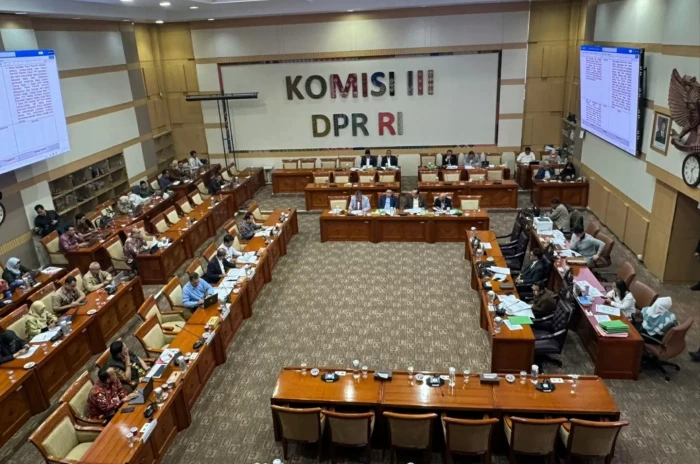 Pemerintah Serahkan...