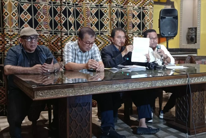 Roy Suryo Sentil Rismon...