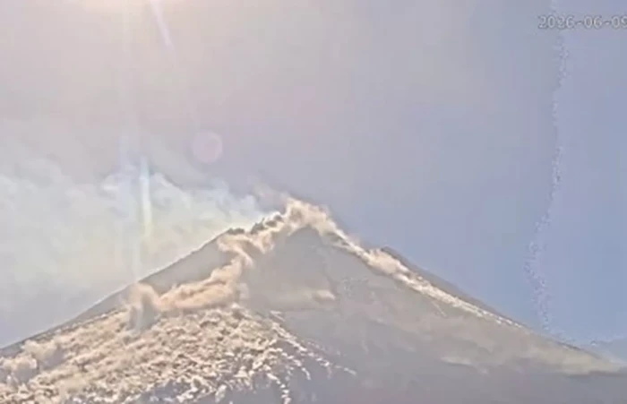 Gunung Merapi Luncurkan...