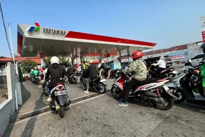 Harga Pertamax Naik,...