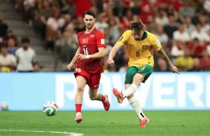 Australia Tumbangkan...