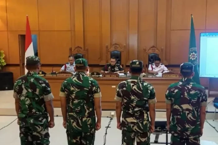 4 Prajurit TNI Penyiram...