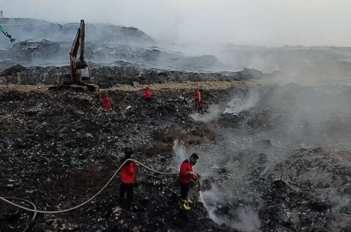 Kebakaran TPA Jatiwaringin...