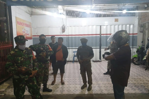 Petugas Tripika di Makassar...