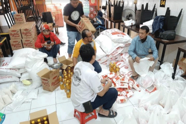 Tak Mudik di Tengah...