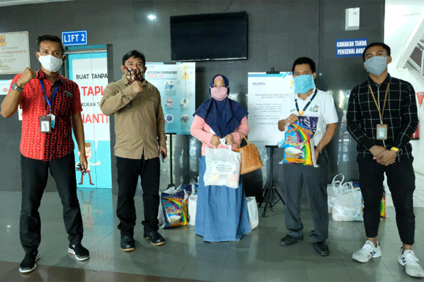 PLN Salurkan Bantuan...