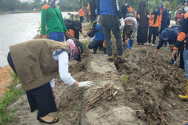 Indah Putri Indriani...