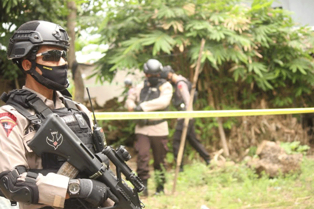 Polisi Periksa 6 Orang...