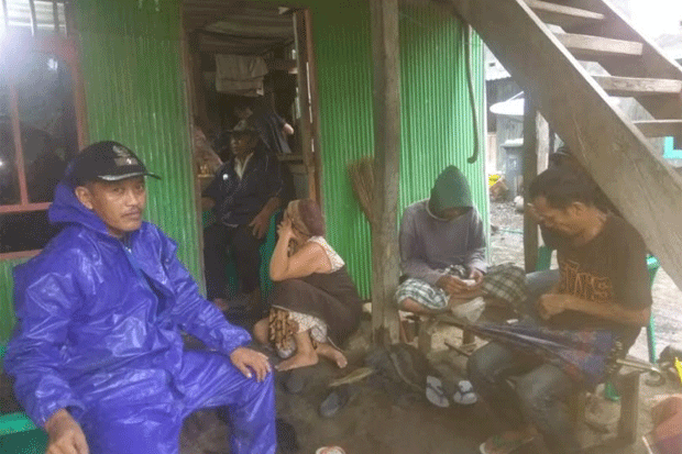 Rumah Diterjang Longsor,...