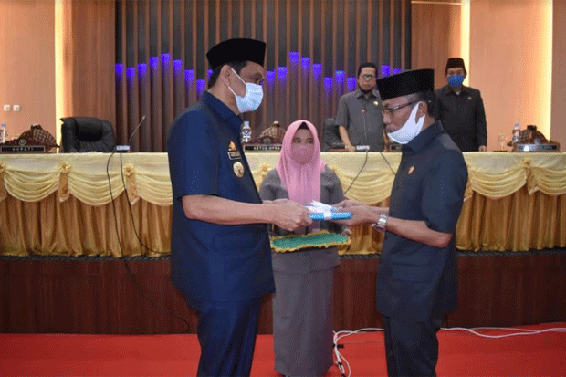 Pemkab Barru Serahkan...