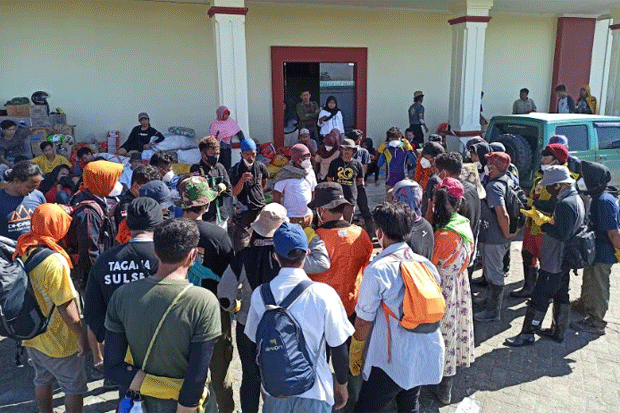 Relawan Telusuri Sungai...