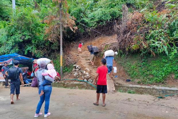 Ojek Pikul di Lokasi...