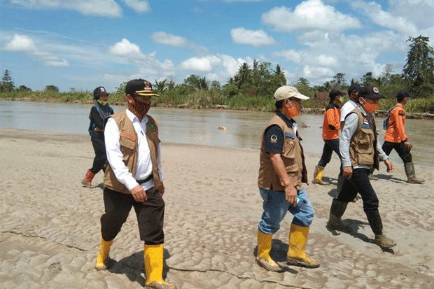 Pantau Dampak Banjir,...