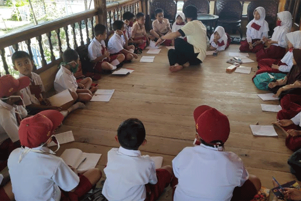 Siswa SD Manfaatkan...