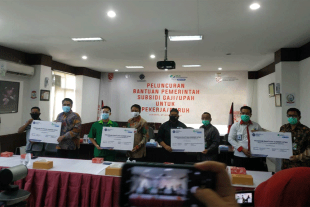 Jokowi Serahkan Subsidi...