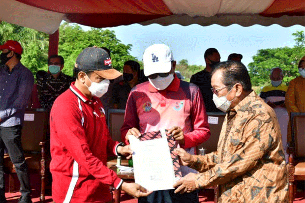 Pemilik Lahan Serahkan...