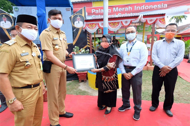 PLN Serahkan Bantuan...