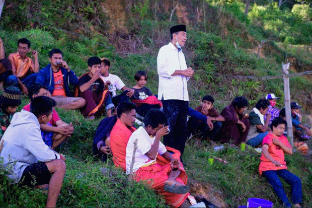 Di Depan Albertus Patarru,...