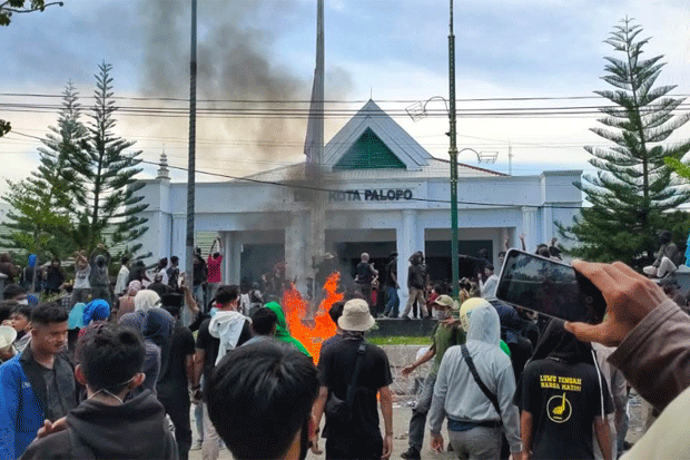Unjuk Rasa Tolak UU...