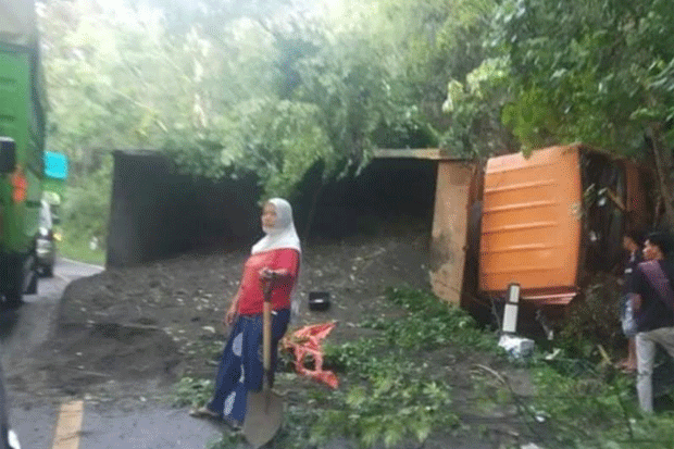 Truk Pengangkut Pasir...