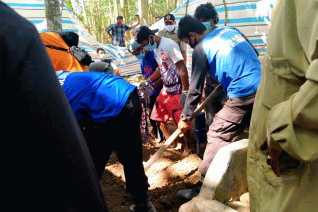 Polisi Bongkar Makam...