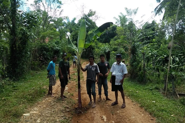 Kecewa, Warga Desa Polewali...