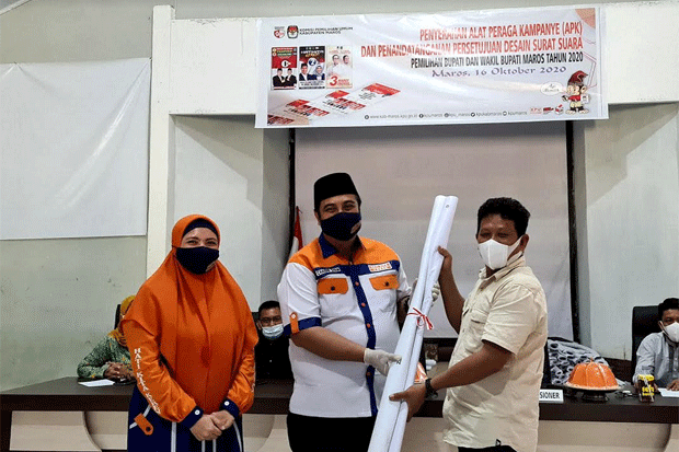KPU Maros Serahkan Alat...
