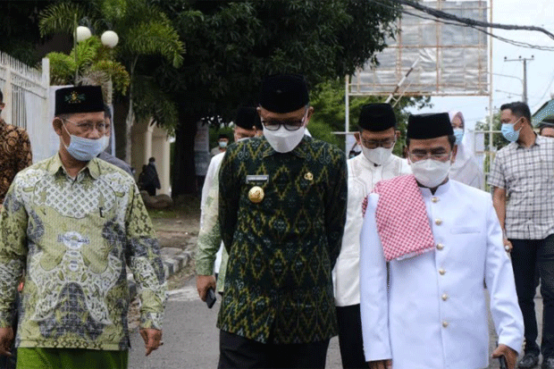Gubernur Hadiri Peringatan...