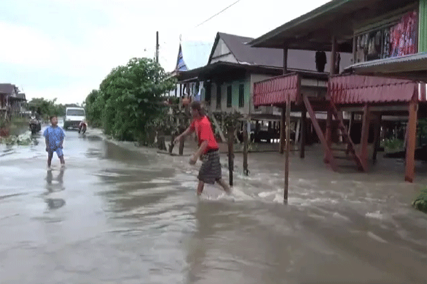 Warga Terdampak Banjir...