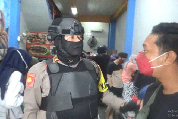 Tim Gabungan Tertibkan...
