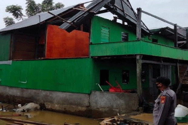 Diterjang Angin Puting...