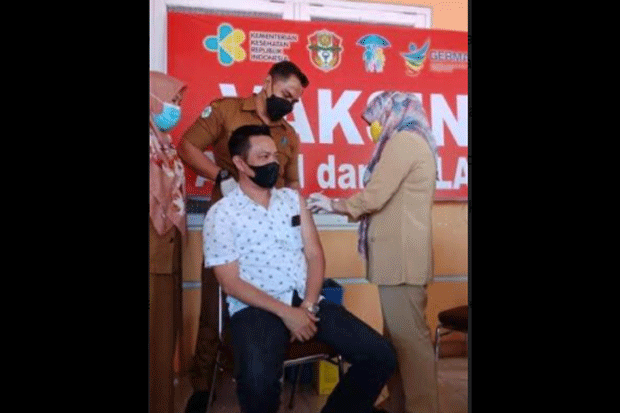 Vaksinasi Covid-19 Tahap...