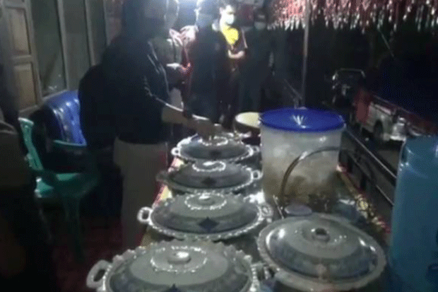Santap Makanan di Hajatan...