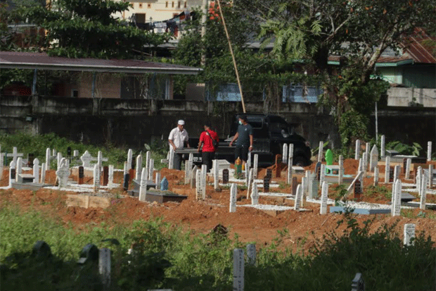 Peziarah Makam Covid-19...