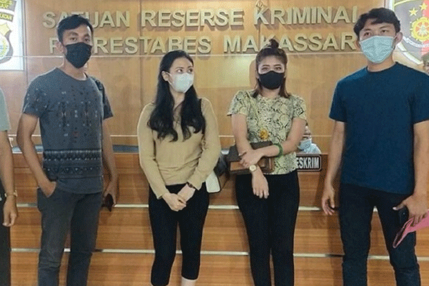 Keroyok Seorang Wanita,...