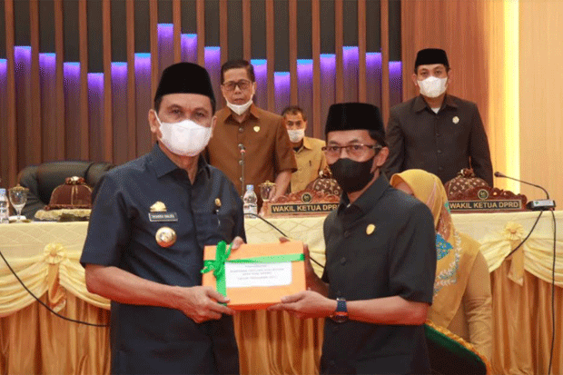 Bupati Barru Serahkan...