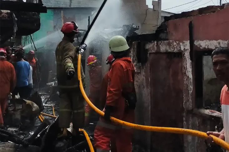 Rumah Hangus Terbakar,...