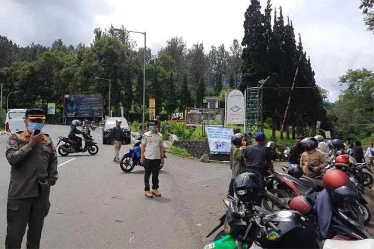 Satpol PP Bubarkan Wisatawan...