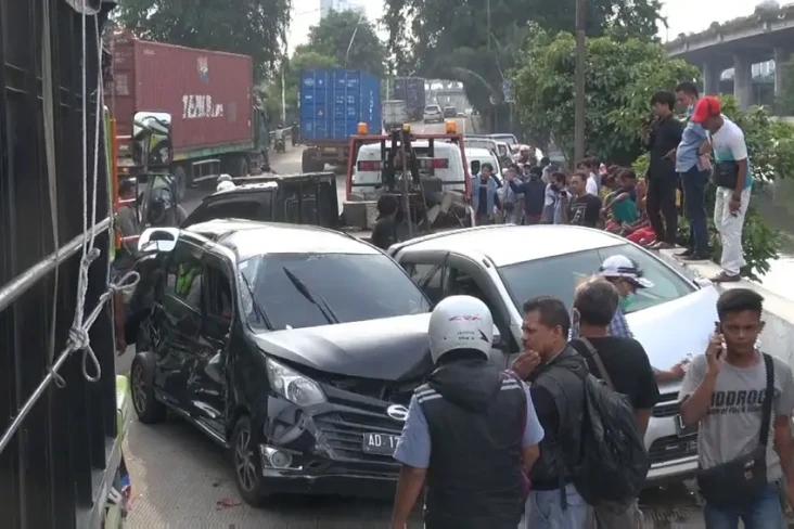 Truk Tabrak 5 Pejalan...