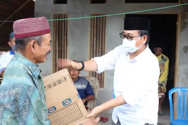 Wakil Bupati Lutra Serahkan...