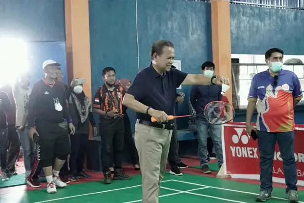Resmikan Lapangan Bulutangkis,...