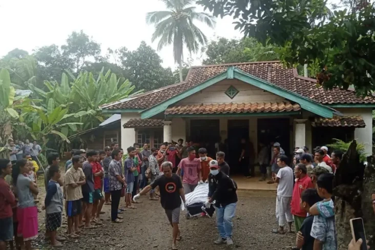 Geger! Kakek Nenek Ditemukan...