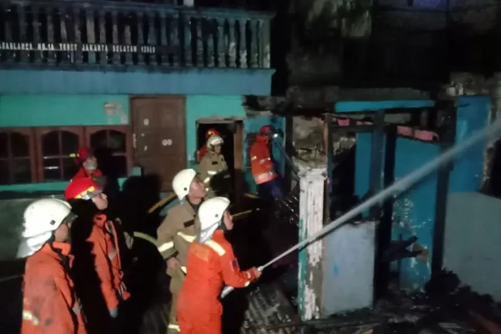 35 Petugas Damkar Dikerahkan,...