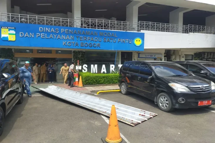 Angin Kencang, Atap...