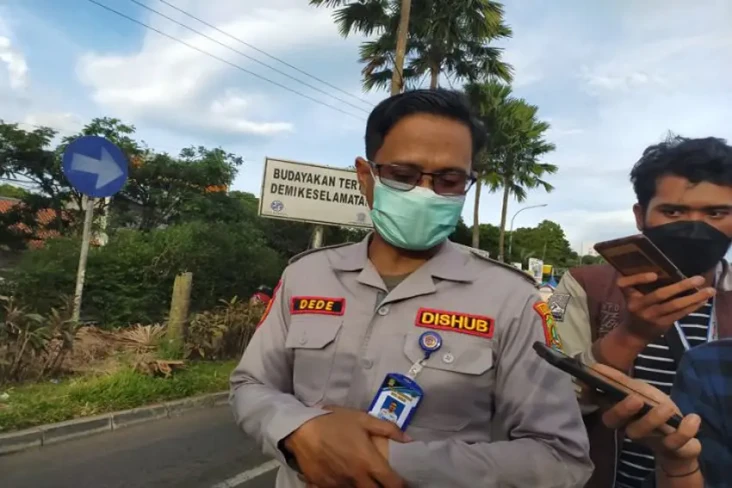 Anggota Dishub Bekasi...