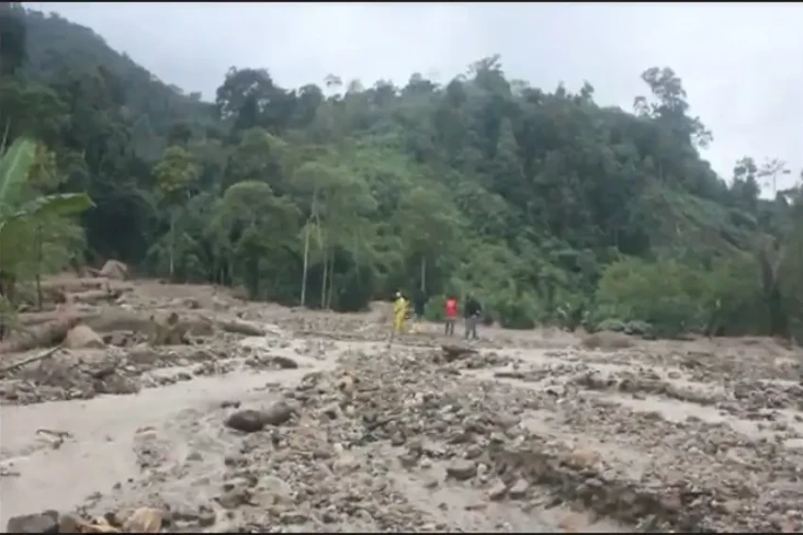 Diterjang Banjir Bandang,...