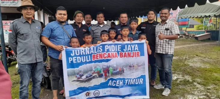 Wartawan di Aceh Berikan...